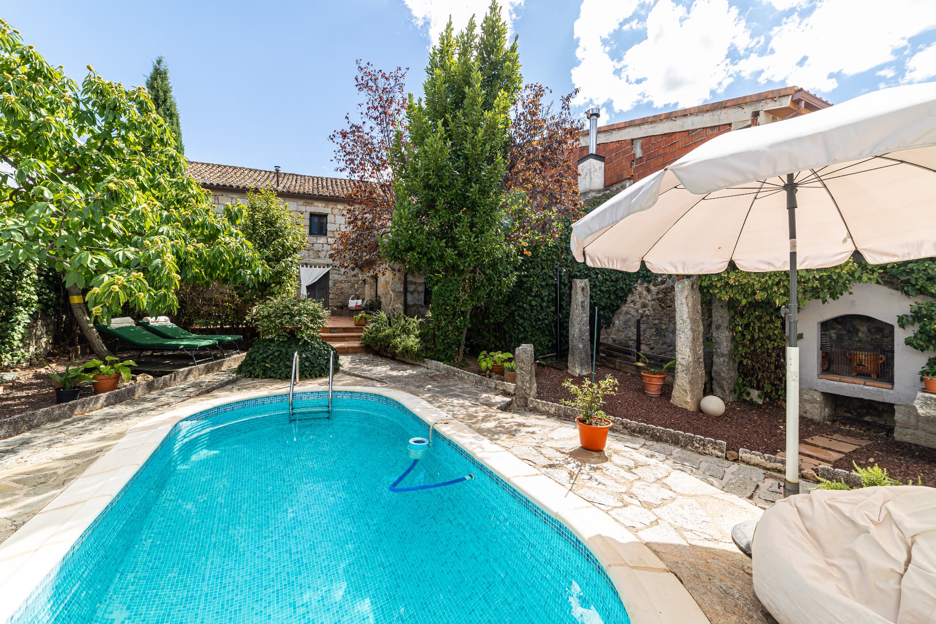Casa de piedra con piscina privada en San Pablo de los Montes