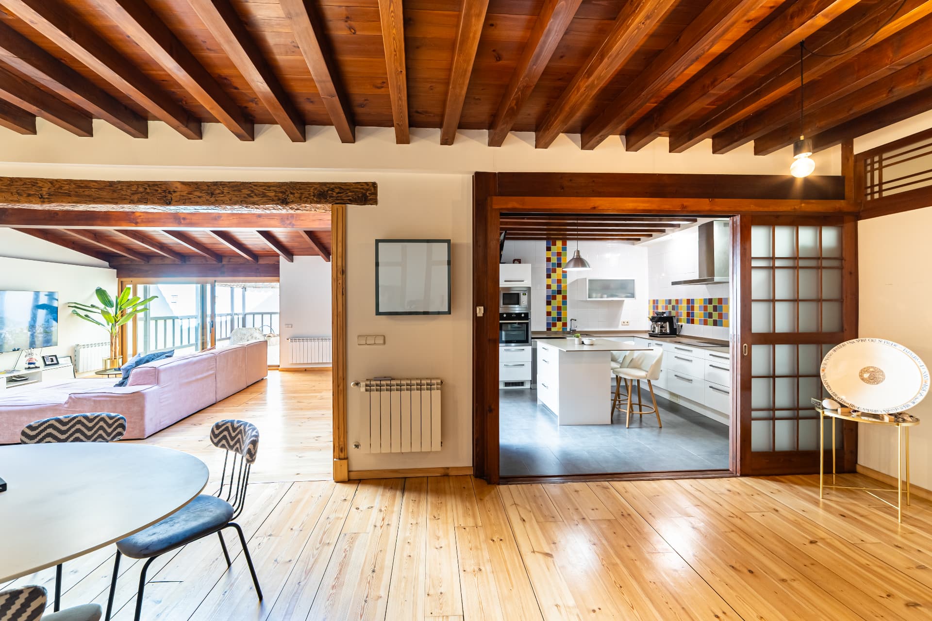 Salón principal de Casa Japón con vigas de madera a la vista